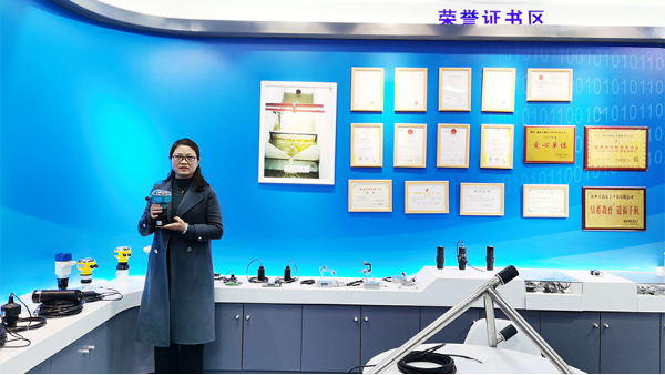 仪表行业专业人士，告诉你什么是<i style='color:red'>超声波液位仪变送器</i>
