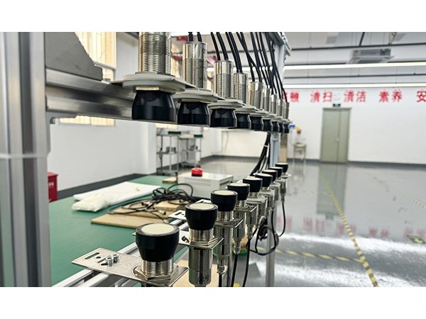 制铝工厂的液位守护者：<i style='color:red'>超声波铝液位传感器</i>-[宇征监测]